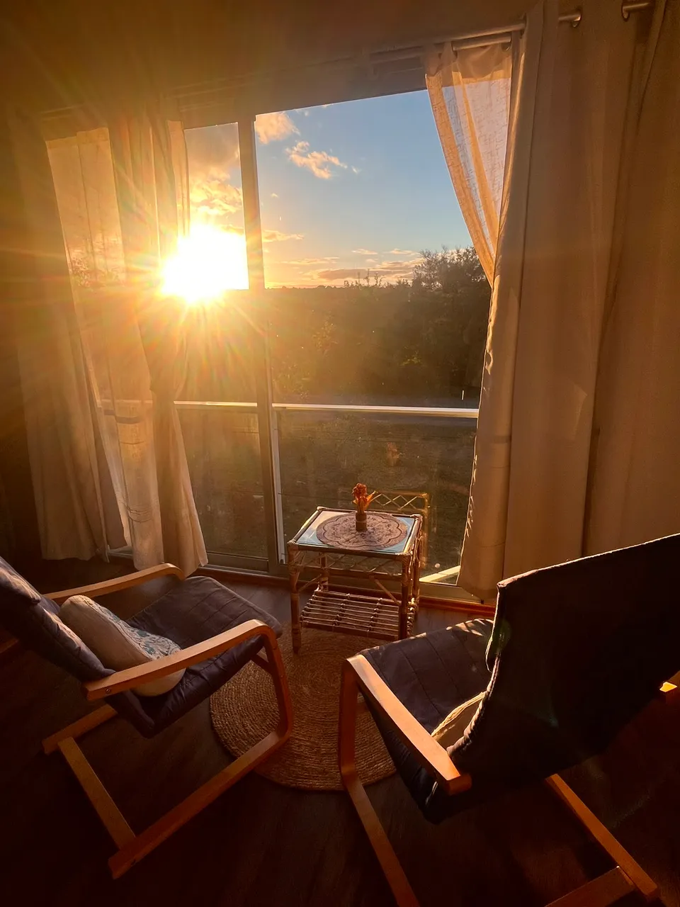 Luz del atardecer en la ventana de Casa Arazá